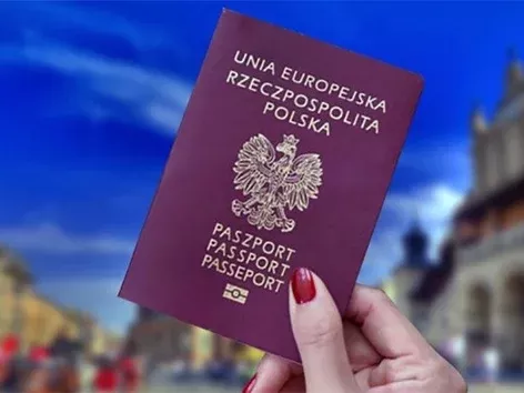 How many Ukrainians have obtained Polish citizenship over the past 10 years?