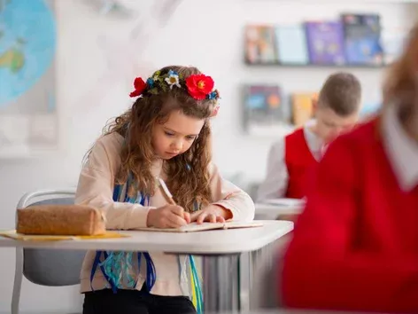 What form of education do Ukrainian students choose abroad?