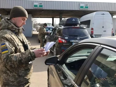 Хто з чоловіків має право виїжджати за кордон у 2025 році, перелік документів для виїзду та новий військовий квиток