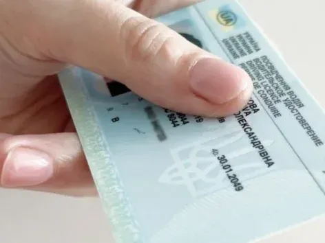 Как жертвы обстрелов могут бесплатно заменить свои водительские документы?