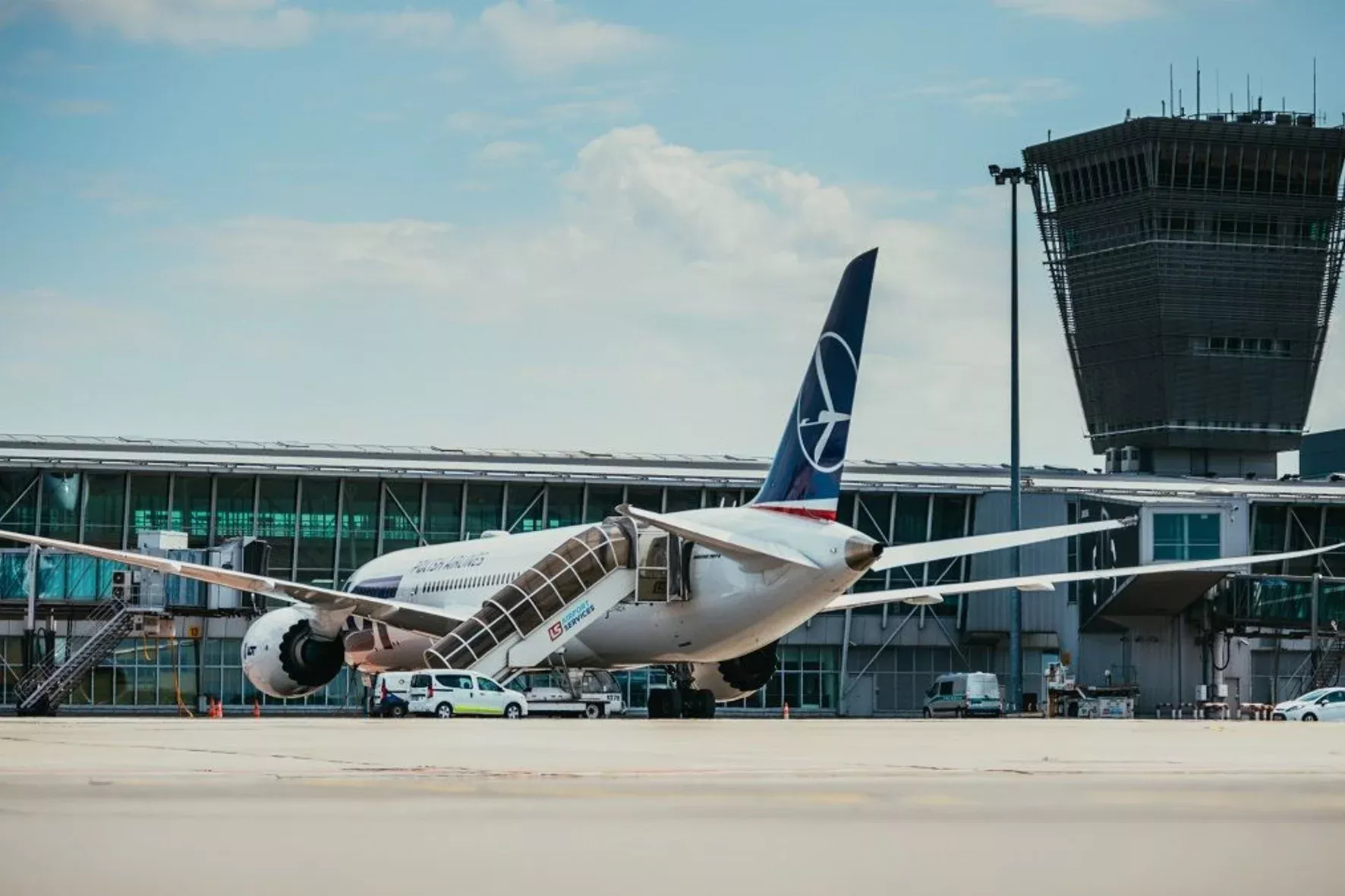 Как добраться до аэропорта в Варшаве из Украины: удобные маршруты и цены