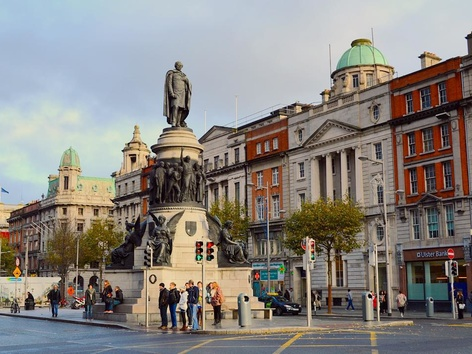 How can Ukrainians get financial assistance in Ireland?