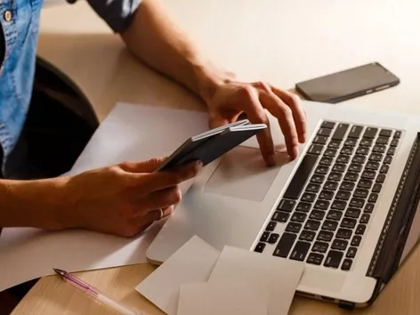 When do Ukrzaliznytsia tickets appear and how are they distributed by station?