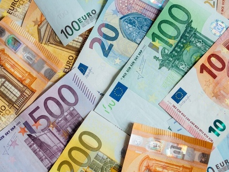 Ukrainian refugees in Latvia can exchange cash UAH for euros