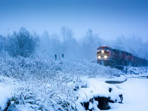 Снегопады в Украине влияют на путешественников: Укрзализныця усиливает связи с Прикарпатьем