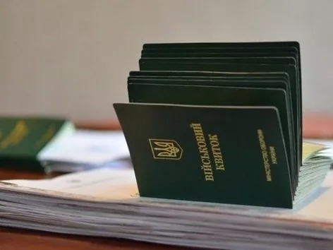 Men permanently residing abroad are obliged to come to the TCS and re-register: details