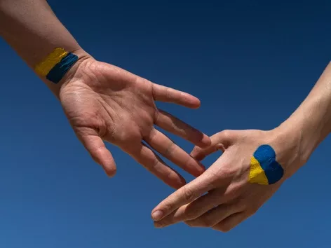 How can a foreigner come to Ukraine to help?