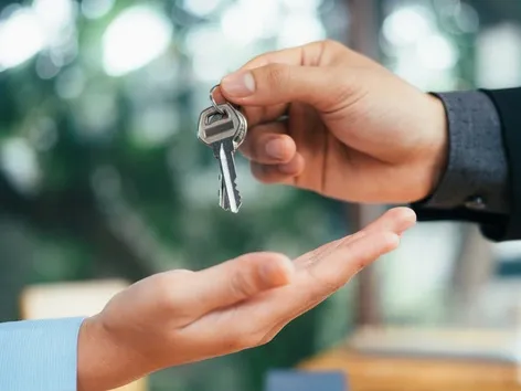 Мошенники, выдающие себя за арендодателей: как не потерять деньги за границей в 2025 году