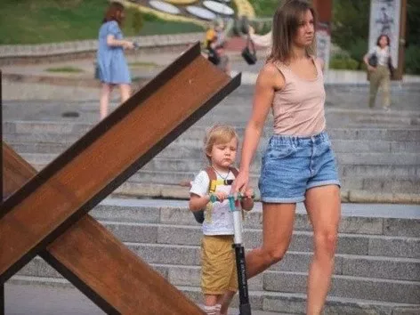 How many people now live in Kyiv and how has the number of refugees and IDPs affected Ukraine's GDP?