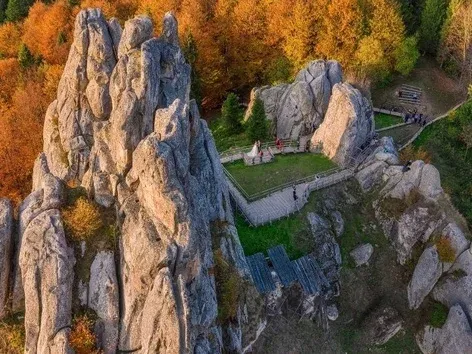 Тустань рядом с Трускавцем: исторические скалы, которые стоит увидеть своими глазами