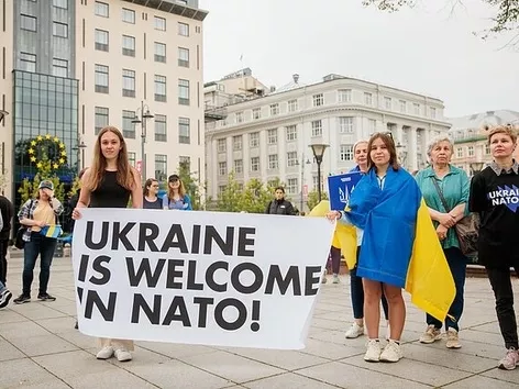 Which countries currently host the largest number of refugees from Ukraine and how many of them will return if Ukraine joins NATO