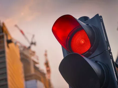 Камеры начнут фиксировать нарушения на красный свет: какие штрафы ждут водителей