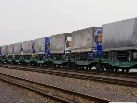 Bypassing the blockade: how Ukrzaliznytsia transports trucks to Poland