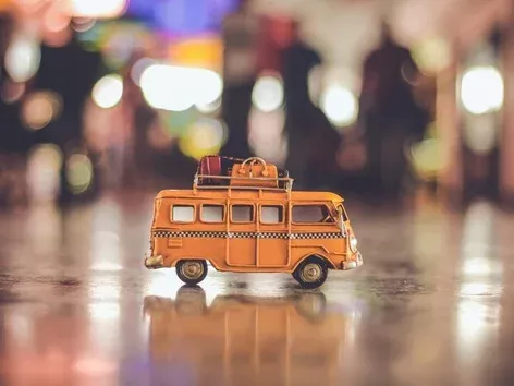 Who can travel abroad to transport humanitarian aid: details