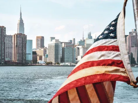 How can Ukrainians from Europe move to the US and find a job?