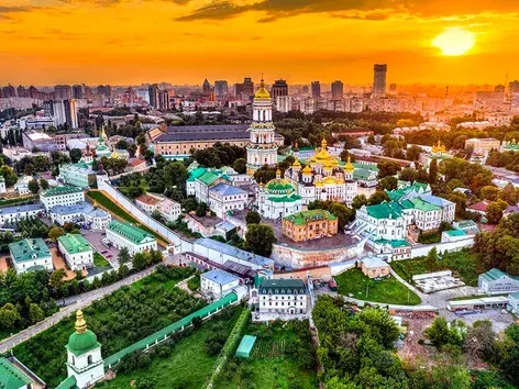 Can EU citizens travel to Ukraine and how many foreigners came in 2023?