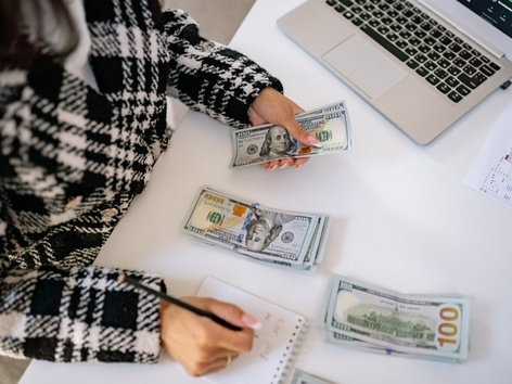 Деньги за вакансию: украинцев освободили от оплаты услуг по трудоустройству за границей