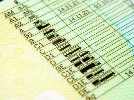 В Украине анонсировали перевыпуск всех водительских прав: что это значит