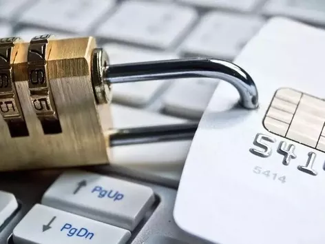 Украинцы, покинувшие страну с задолженностью по коммунальным платежам, могут столкнуться с заморозкой счетов: подробности